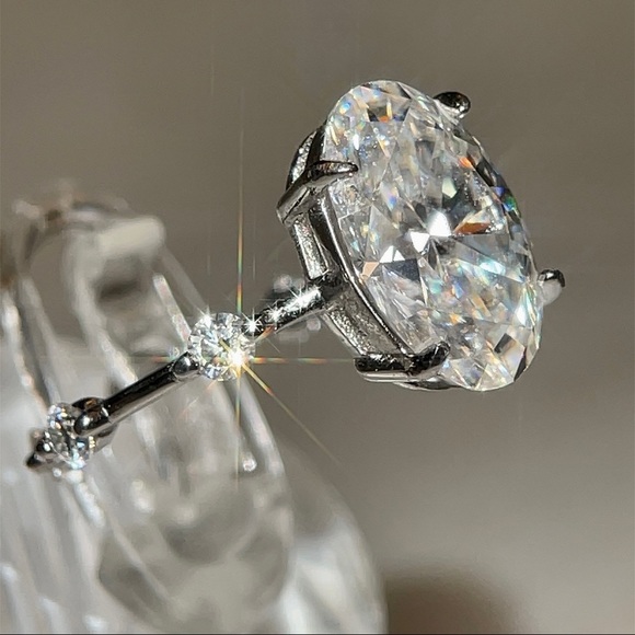 The Mila Ring - 2ct+ Oval Moissanite Ring - Picture 3 of 15